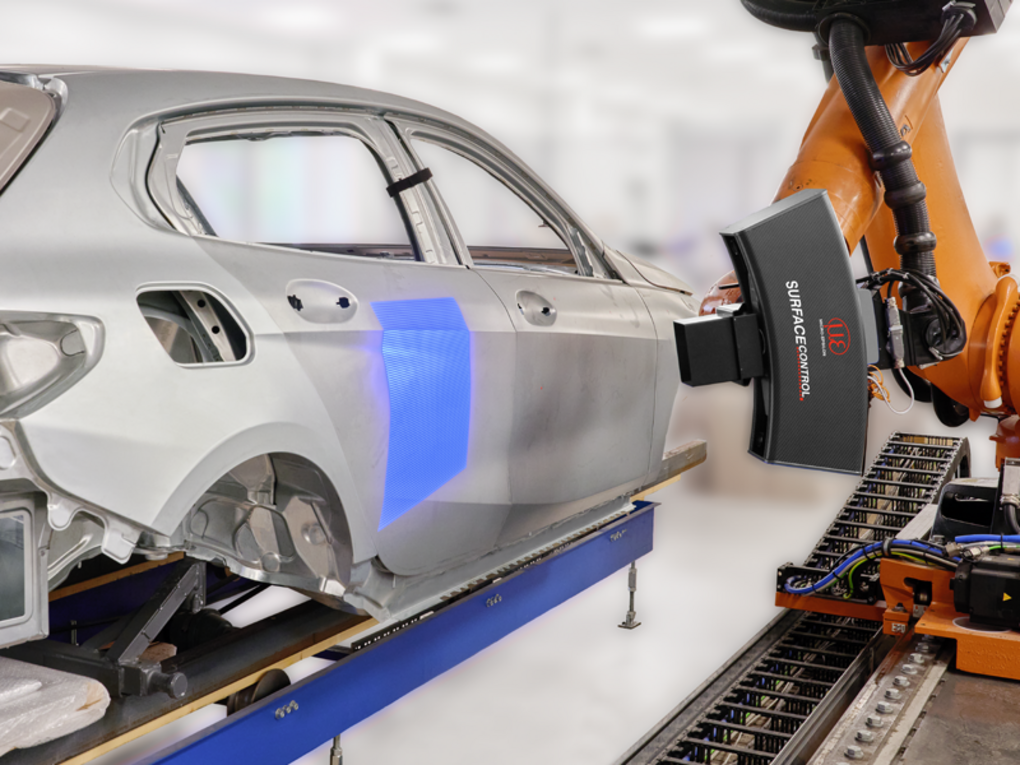 Vollautomatische Defekterkennung auf Roh-Karosserien. Dieses System nutzt das Prinzip der Streifenlichtprojektion auf diffus reflektierenden Oberflächen und erkennt mithilfe lernender Verfahren lokale Formfehler wie Druckstellen, Risse und Einfallstellen mit hoher Präzision und Reproduzierbarkeit.