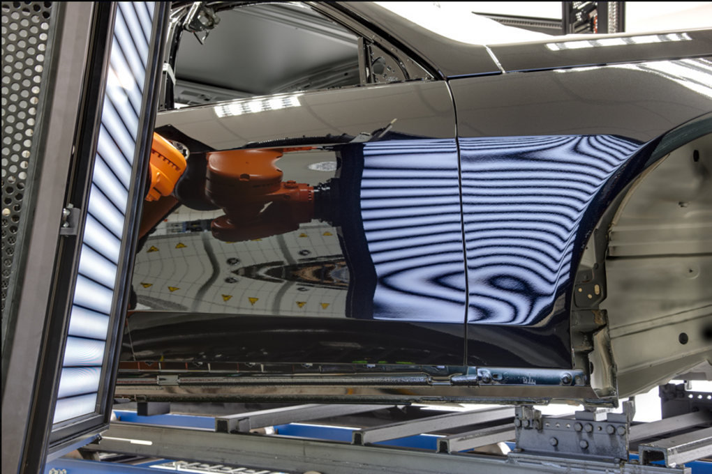 Zur Optimierung der Prozesse in der Automotiven Produktion bietet Micro-Epsilon roboterbasierte Mess- und Inspektionssysteme zur Oberflächenkontrolle. 